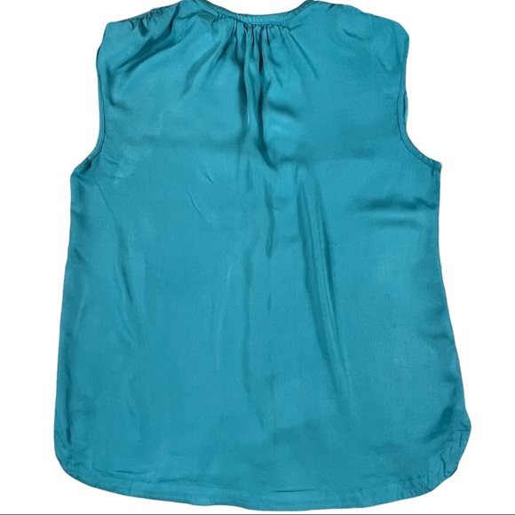 Daniel Rainn size small sleeveless light blue button up top, vneck, front pocket - Picture 5 of 9